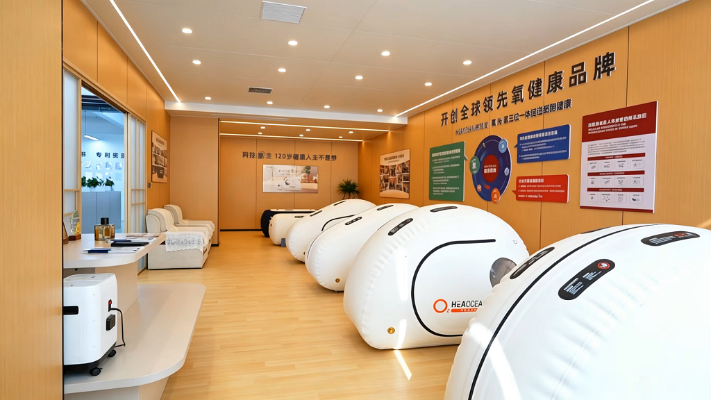 Row of HEAOCEAN soft-shell chambers on display in a showroom