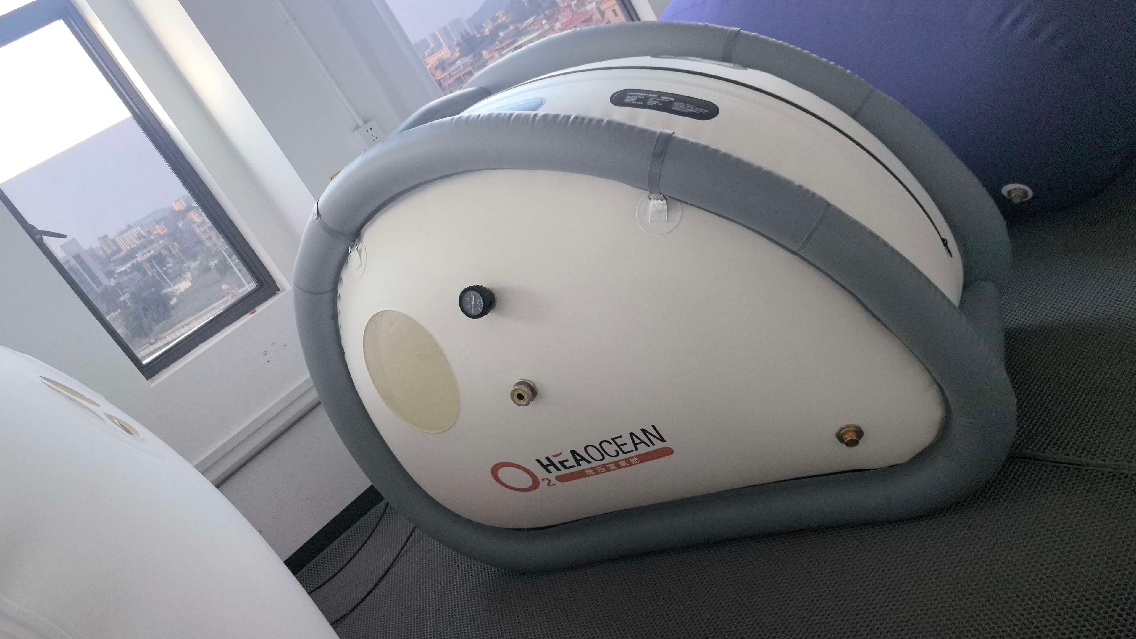 HEAOCEAN inflatable-frame soft shell chamber prototype with grey inflatable ring, pressure gauge and zip entry