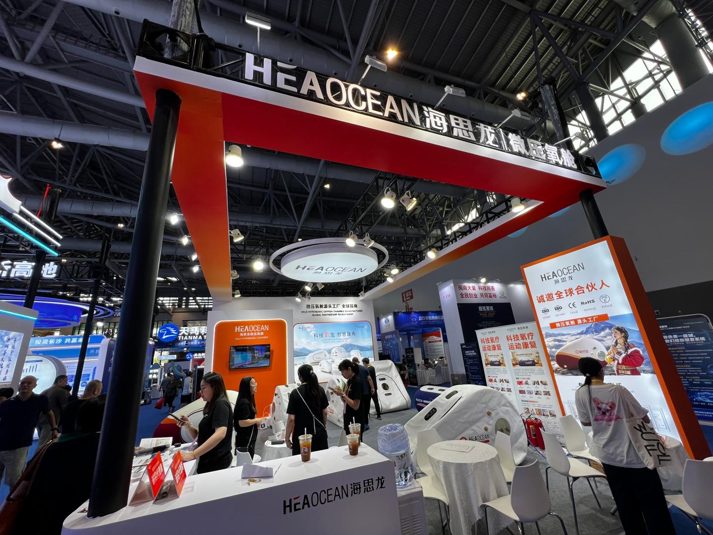 HEAOCEAN booth at CIFIT 2026 in Xiamen, with chambers on display and visitors